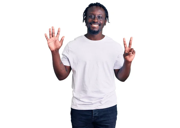 Örgülü Beyaz Tişörtlü Genç Afro Amerikalı Adam Yedinci Parmaklarını Gösterip — Stok fotoğraf