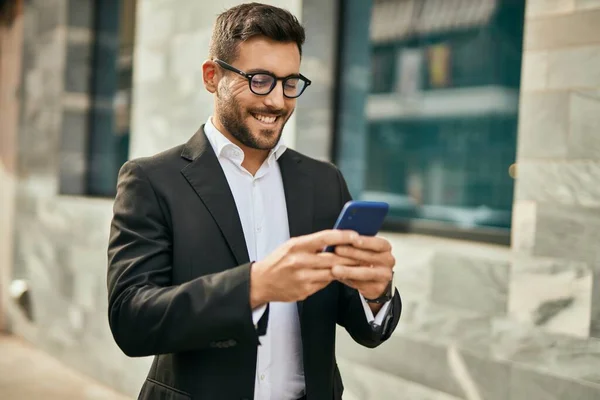 Mladý Hispánský Podnikatel Šťastně Usmívá Pomocí Smartphonu Městě — Stock fotografie