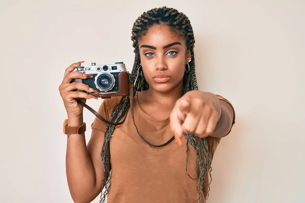 Joven Mujer Afroamericana Con Trenzas Sosteniendo Cámara Vintage Apuntando Con —  Fotos de Stock