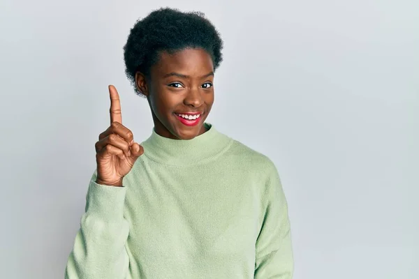 Νεαρή Αφροαμερικανή Που Φοράει Καθημερινά Ρούχα Δείχνοντας Και Δείχνοντας Δάχτυλο — Φωτογραφία Αρχείου
