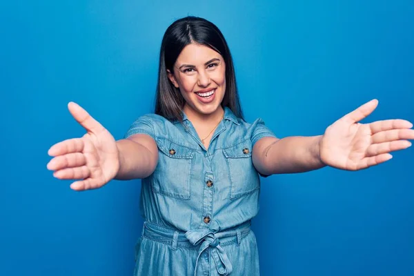 Jonge Mooie Brunette Vrouw Dragen Casual Denim Jurk Geïsoleerde Blauwe — Stockfoto