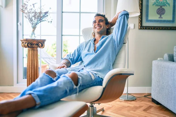 Jovem Hispânico Sorrindo Feliz Sentado Sofá Casa — Fotografia de Stock