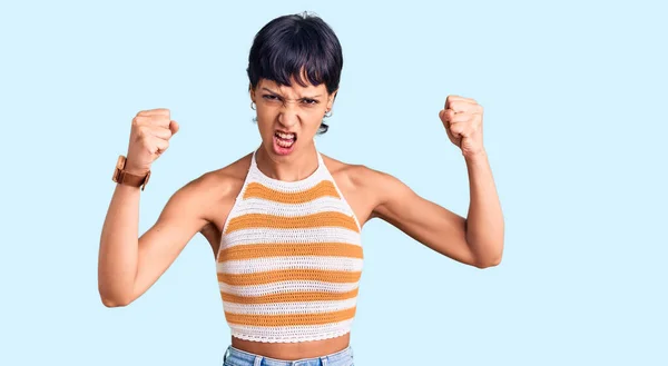 Mulher Morena Jovem Com Cabelo Curto Vestindo Roupas Casuais Com — Fotografia de Stock