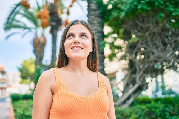 Jovem Menina Oriente Médio Sorrindo Feliz Andando Parque — Fotografia de Stock