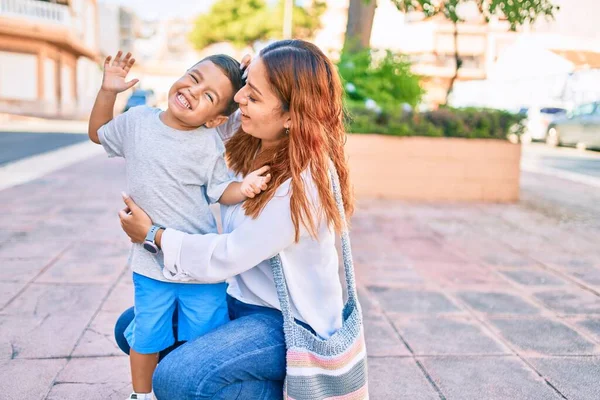 Adorable Madre Latina Hijo Sonriendo Feliz Abrazando Ciudad — Foto de Stock