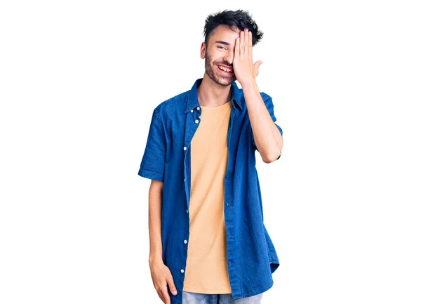Jeune Homme Hispanique Portant Des Vêtements Décontractés Couvrant Oeil Avec — Photo