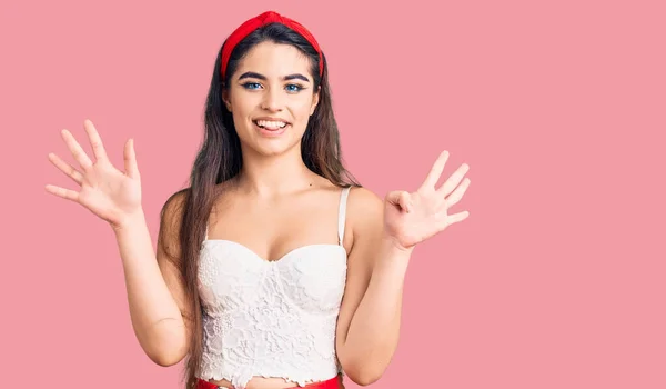 Bruneta Teenager Dívka Sobě Elegantní Vzhled Ukazuje Ukazuje Nahoru Prsty — Stock fotografie