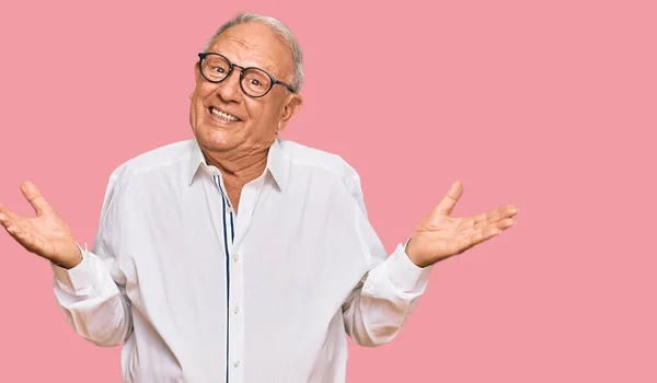 Älterer Kaukasischer Mann Mit Businesshemd Und Brille Ahnungslos Und Verwirrt — Stockfoto