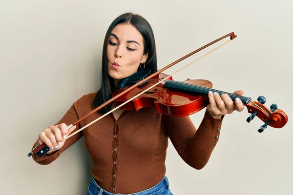 Young Brunette Woman Playing Violin Making Fish Face Mouth Squinting — Stock Photo, Image