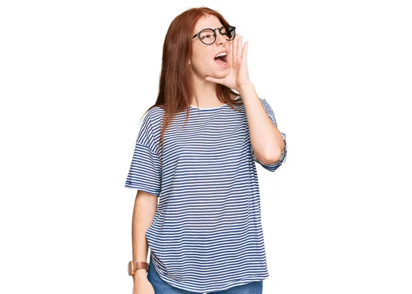 Junge Frau Mit Legerer Kleidung Und Brille Schreit Und Schreit — Stockfoto