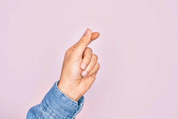 在孤立的粉色背景上伸出手指的高加索年轻人的手 用大拇指 商业和广告占据着空白的空间 — 图库照片
