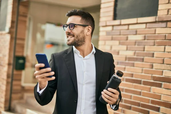 Jovem Empresário Hispânico Sorrindo Feliz Usando Smartphone Cidade — Fotografia de Stock