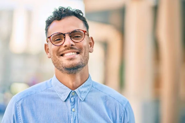 Jovem Empresário Hispânico Sorrindo Feliz Cidade — Fotografia de Stock
