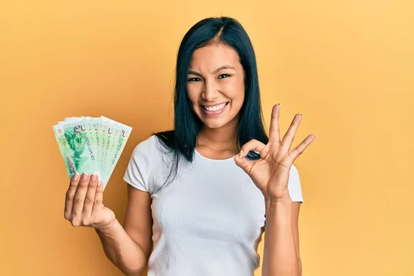 아름다운 스페인 여성이 달러짜리 지폐를 손가락으로 사인을 다정하게 미소를 있습니다 — 스톡 사진