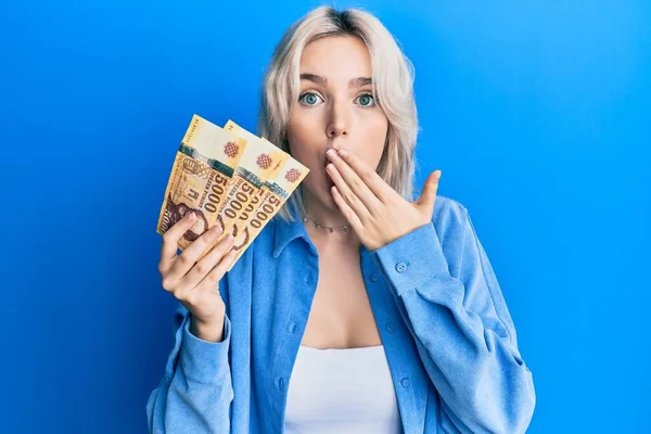 Jovem Loira Segurando Notas Forint Húngaras Cobrindo Boca Com Mão — Fotografia de Stock