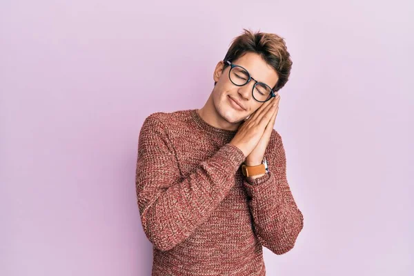 Hombre Caucásico Guapo Usando Suéter Casual Gafas Durmiendo Cansado Soñando — Foto de Stock