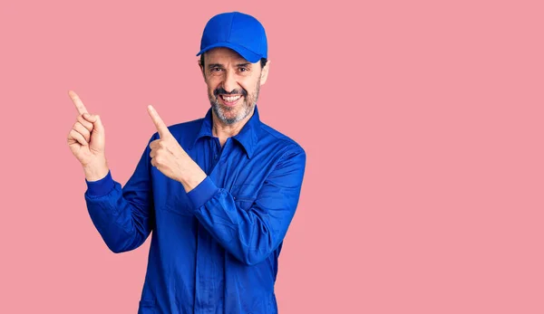 Homem Bonito Meia Idade Vestindo Uniforme Mecânico Sorrindo Olhando Para — Fotografia de Stock