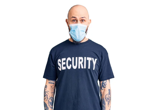 Jonge Knappe Man Draagt Beveiligd Shirt Medisch Masker Bang Verbaasd — Stockfoto
