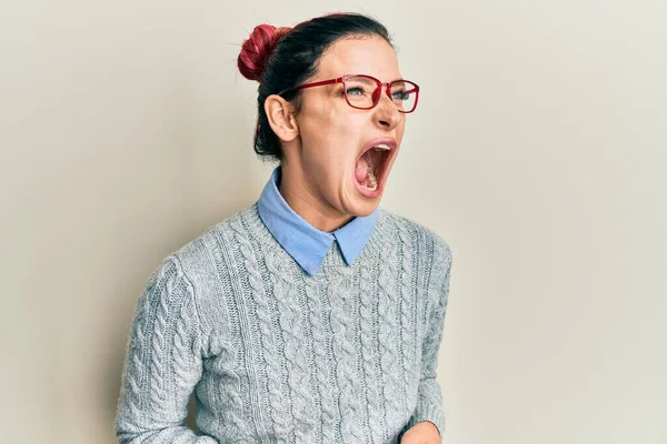 Mujer Caucásica Joven Con Ropa Casual Gafas Enojado Loco Gritando — Foto de Stock