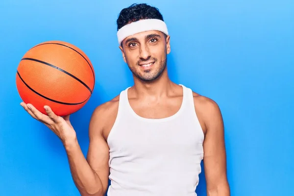 Junger Hispanischer Mann Der Einen Basketballball Der Hand Hält Sieht — Stockfoto