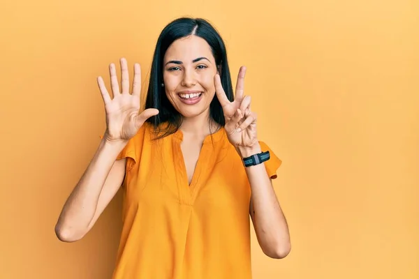 Schöne Junge Frau Trägt Lässige Kleidung Und Zeigt Mit Finger — Stockfoto