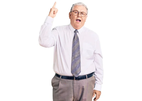 Älterer Grauhaariger Mann Businesskleidung Zeigt Mit Erhobenem Zeigefinger Auf Erfolgreiche — Stockfoto