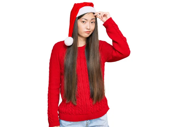Jovem Chinesa Vestindo Chapéu Natal Preocupado Estressado Sobre Problema Com — Fotografia de Stock