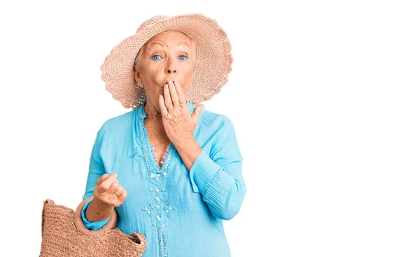 Ältere Schöne Frau Mit Blauen Augen Und Grauen Haaren Die — Stockfoto