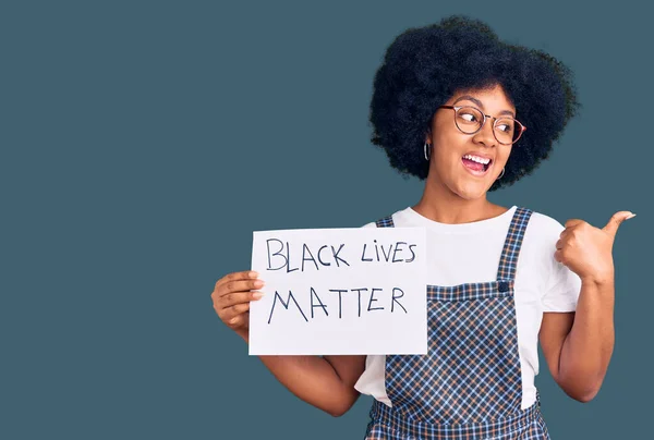 Joven Afroamericana Americana Sosteniendo Negro Vidas Materia Bandera Apuntando Pulgar — Foto de Stock