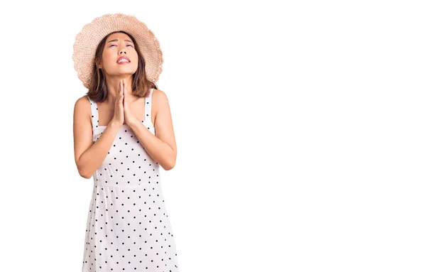 Молода Красива Китайка Одягнена Літню Шапку Молиться Молиться Разом Руками — стокове фото