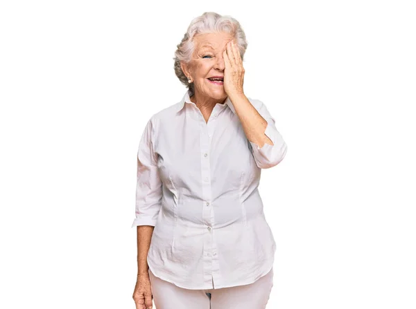 头发灰白的老年妇女 身穿休闲服 一只眼睛蒙着 脸上挂着自信的微笑 感情令人惊讶 — 图库照片