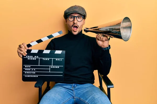 Bonito Homem Com Tatuagens Segurando Vídeo Filme Clapboard Mais Alto — Fotografia de Stock