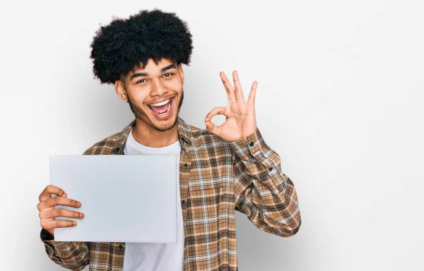 Ung Afrikansk Amerikansk Man Med Afro Hår Håller Tom Banner — Stockfoto