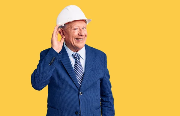 Starší Pohledný Šedovlasý Muž Obleku Architektským Kloboukem Usmívající Rukou Přes — Stock fotografie