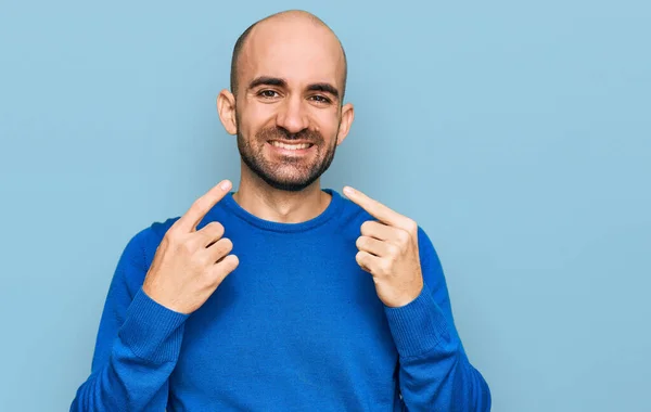 Jonge Latijns Amerikaanse Man Casual Kleding Glimlachend Vrolijk Tonen Wijzen — Stockfoto