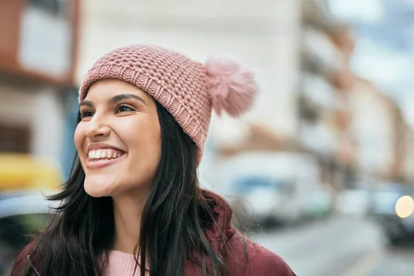 Jong Hispanic Meisje Glimlachen Gelukkig Staan Stad — Stockfoto