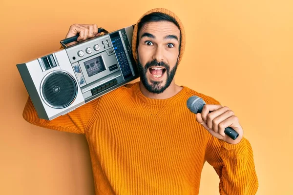 Jovem Hispânico Segurando Boombox Ouvindo Música Cantando Com Microfone Celebrando — Fotografia de Stock