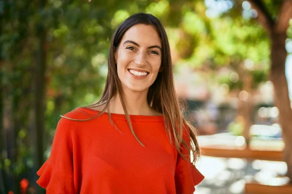 Joven Mujer Hispana Sonriendo Feliz Pie Parque —  Fotos de Stock