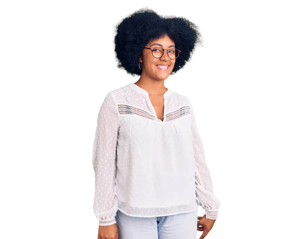 Молода Афроамериканська Дівчина Повсякденному Одязі Виглядає Позитивним Щасливим Стоїть Посміхається — стокове фото