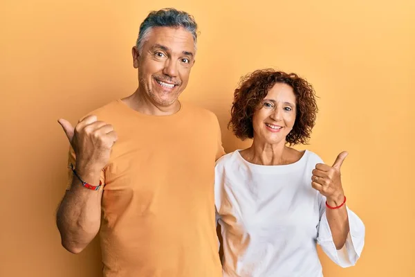 Belo Casal Meia Idade Juntos Vestindo Roupas Casuais Apontando Para — Fotografia de Stock