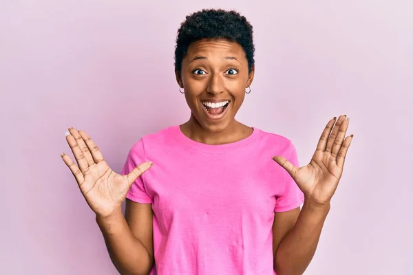 Jong Afrikaans Amerikaans Meisje Dragen Casual Kleding Vieren Overwinning Met — Stockfoto