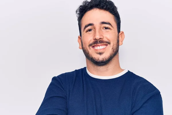 Jonge Spaanse Man Casual Kleding Vrolijk Gezicht Glimlachend Met Gekruiste — Stockfoto
