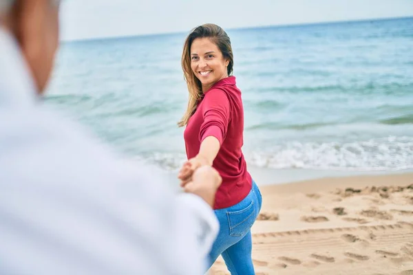 Hermosa Mujer Mediana Edad Cogida Mano Con Marido Playa Liderando —  Fotos de Stock