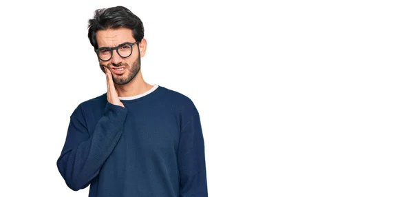 Jovem Hispânico Vestindo Roupas Casuais Óculos Tocando Boca Com Mão — Fotografia de Stock