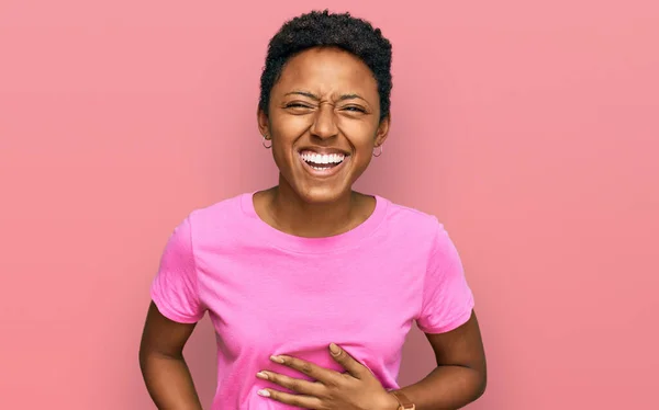 Joven Mujer Afroamericana Vistiendo Ropa Casual Sonriendo Riendo Voz Alta —  Fotos de Stock