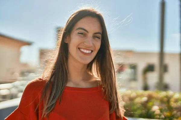 Giovane Donna Ispanica Sorridente Felice Piedi Alla Città — Foto Stock