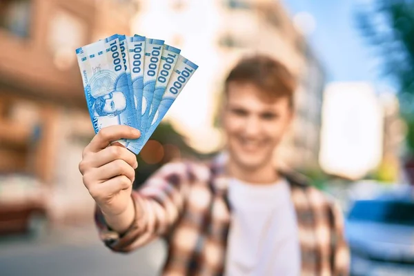 Mladý Běloch Šťastně Usmívá Městě Drží Chile Pesos Bankovky — Stock fotografie