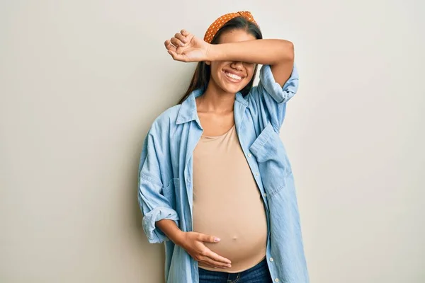 Mulher Hispânica Bonita Esperando Bebê Tocando Barriga Grávida Sorrindo Alegre — Fotografia de Stock