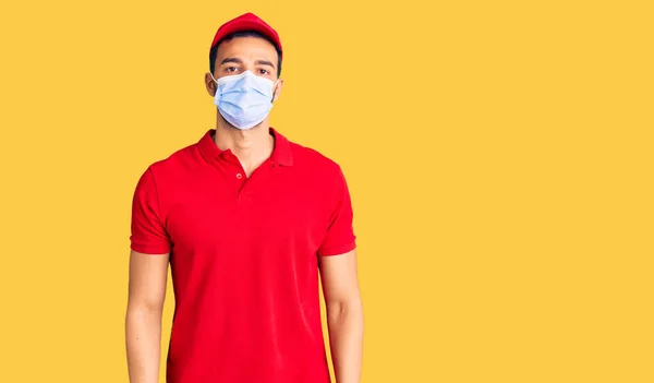 Homem Hispânico Bonito Jovem Vestindo Uniforme Entrega Máscara Médica Com — Fotografia de Stock