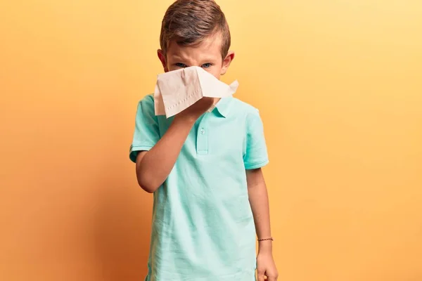 Adorable Enfermedad Niño Rubio Usando Pañuelo Papel Nariz Pie Sobre —  Fotos de Stock